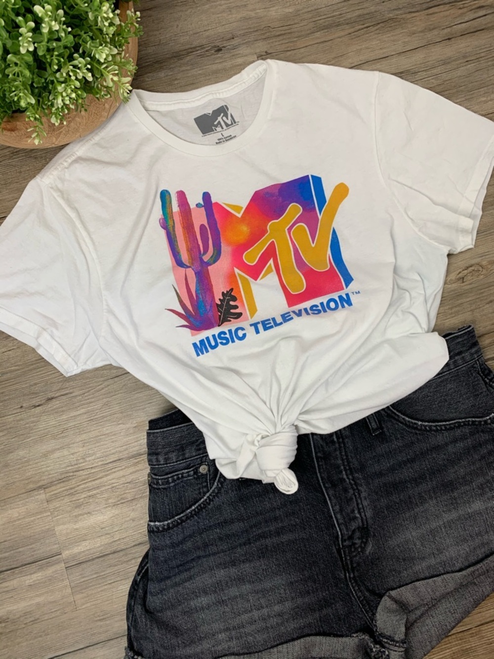 MTv Logo White Vintage Retro Graphic T-shirt